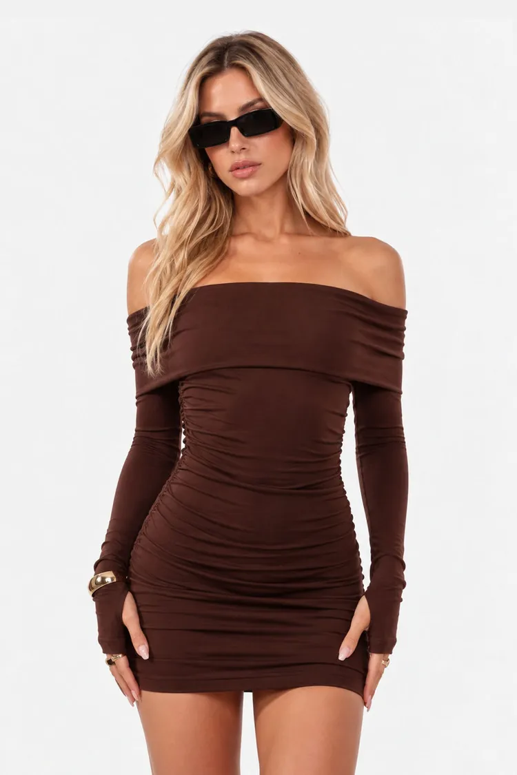 Modelo com vestido Karen curto marrom